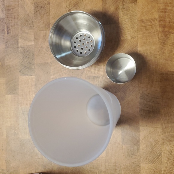 Grey Goose White Frosted Cocktail Shaker NEW IN BOX - Picture 5 of 8